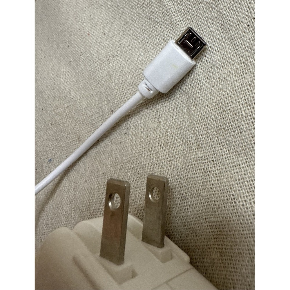 Apple 12w USB Charger Adapter for iPhones with lightning cable included‎ - Picture 5 of 7